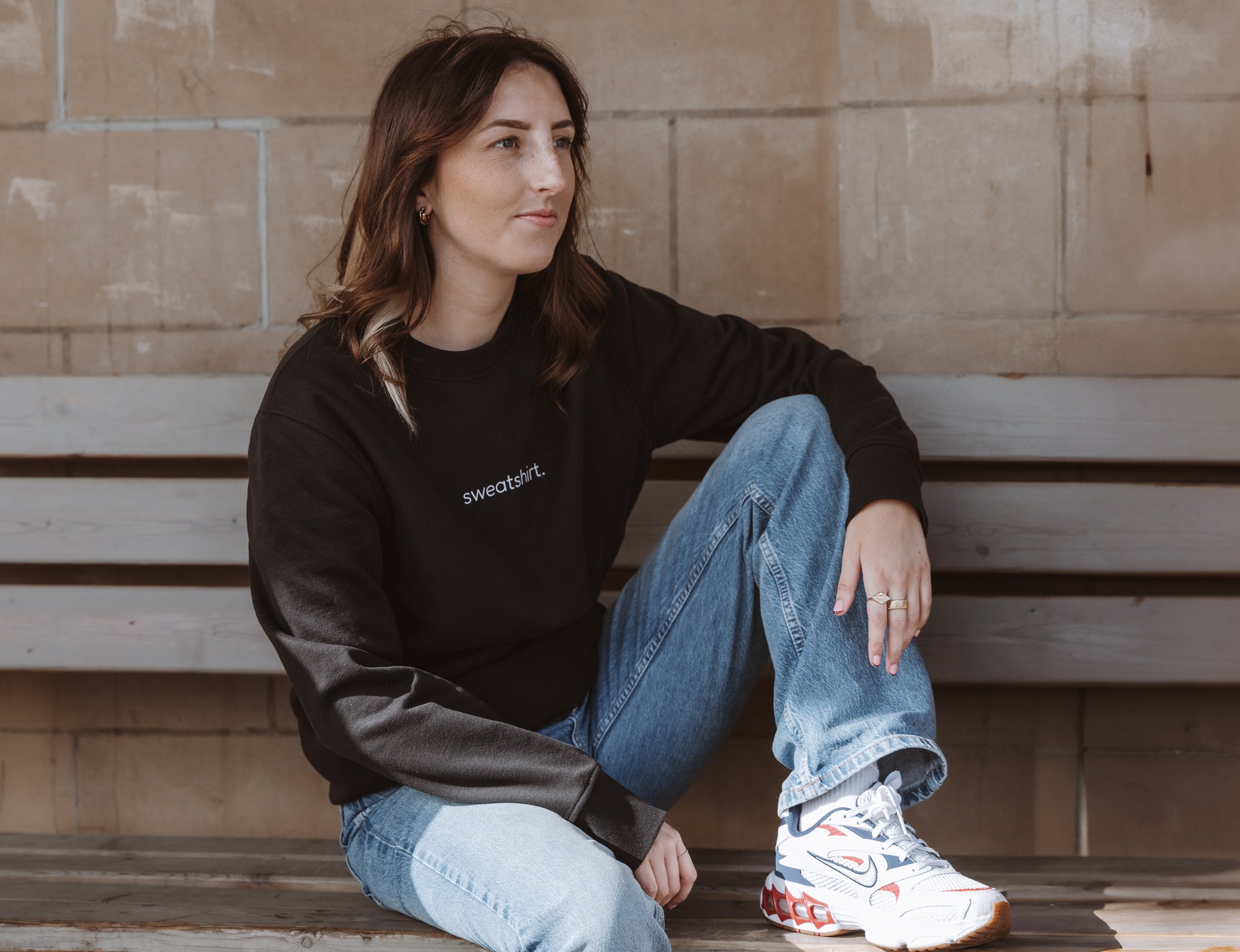simple. sweatshirt. black.