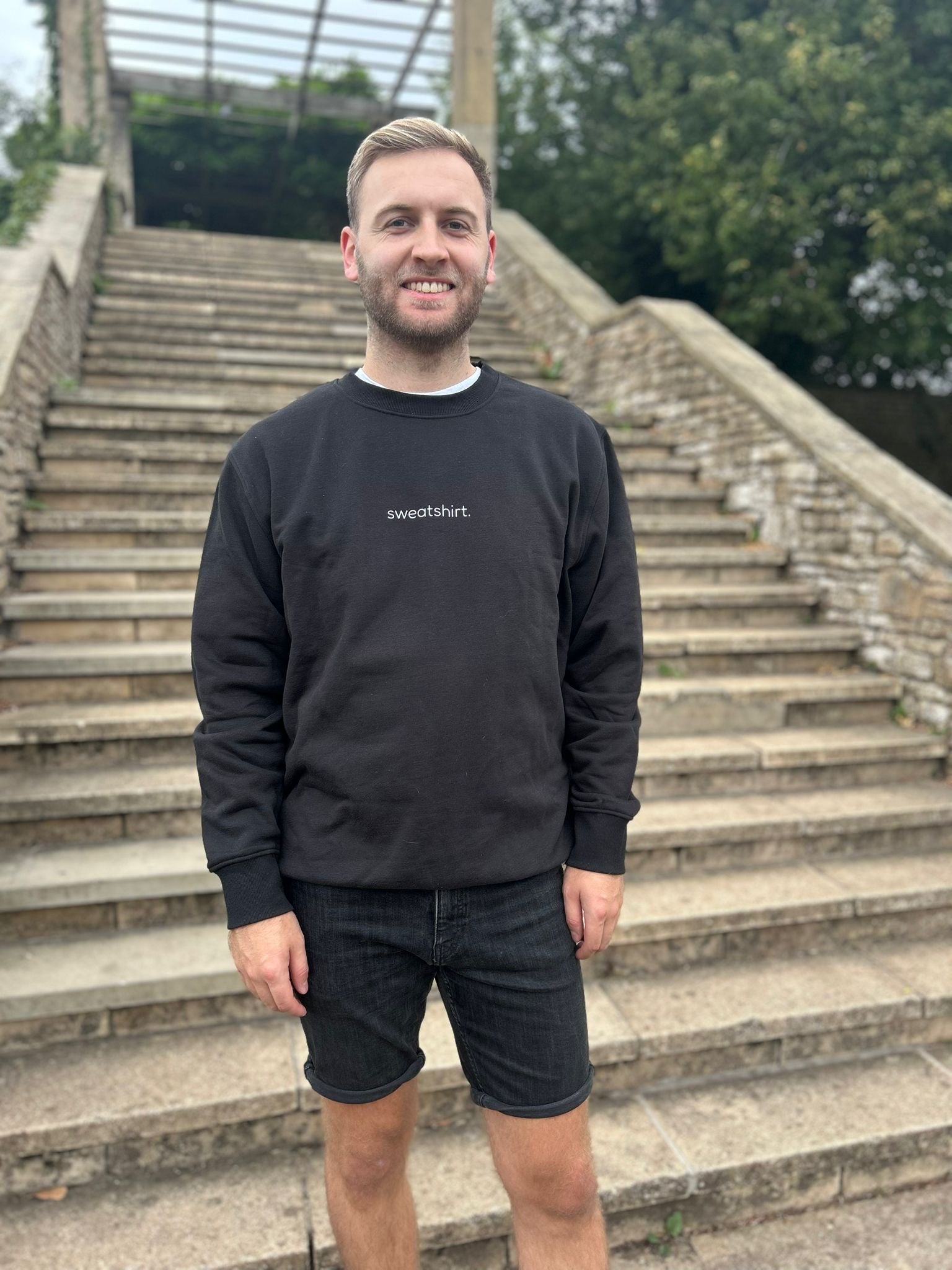 simple. sweatshirt. black.