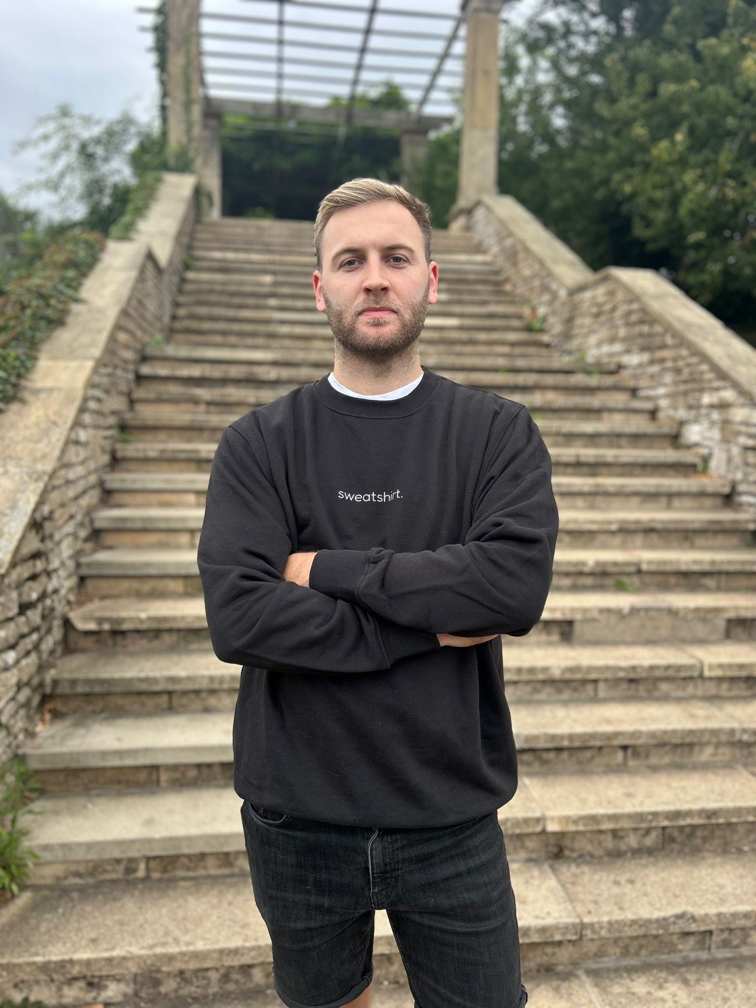 simple. sweatshirt. black.